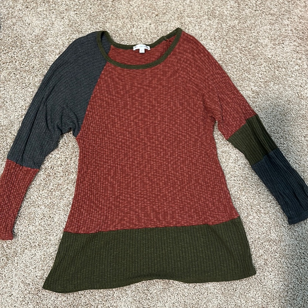 Lightweight knit long sleeve top. Color block design from DownEast size large